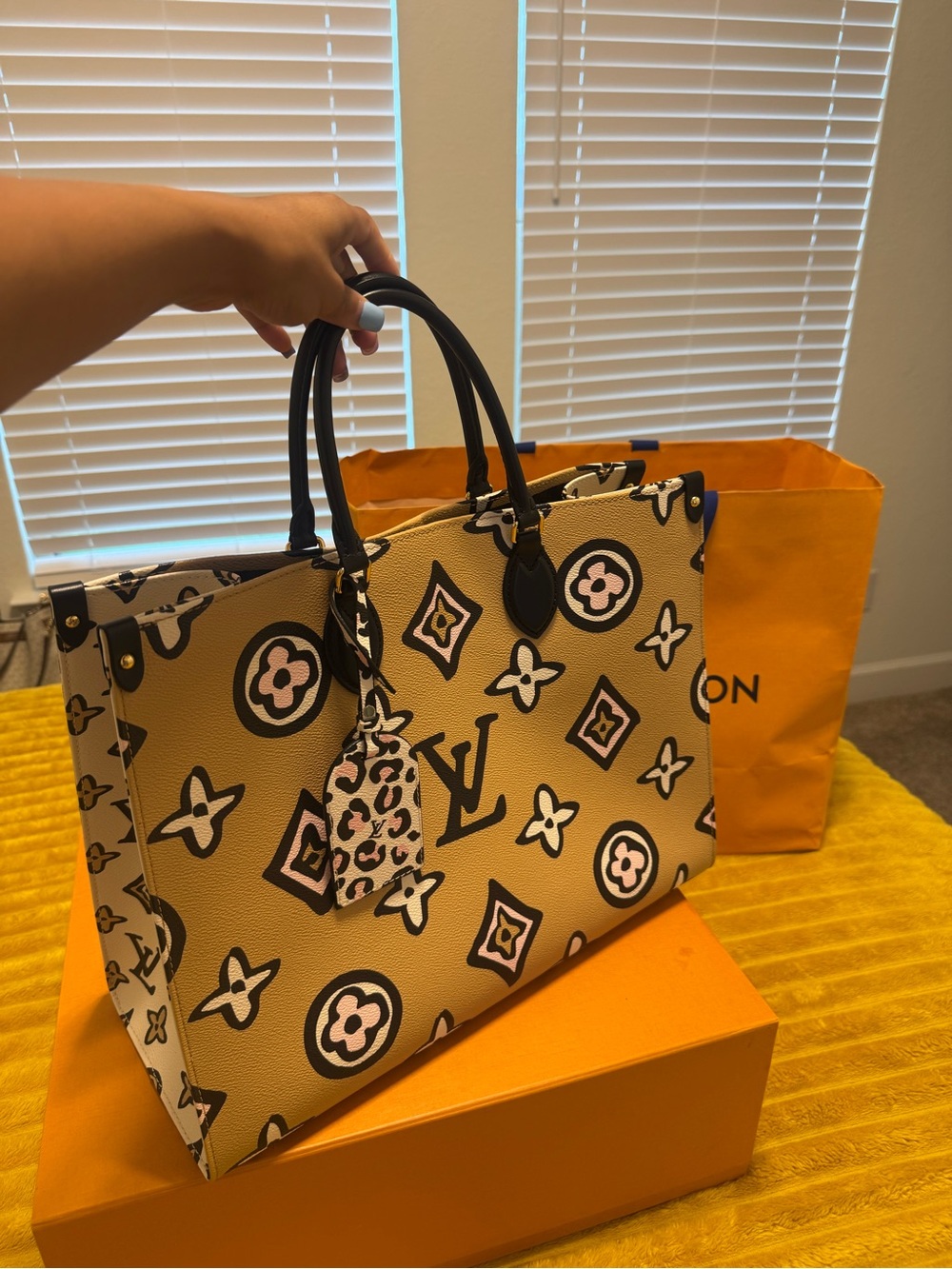 Louis Vuitton Wild At Heart OnTheGo GM Beige - Like New Full Set) - Picture 5 of 10